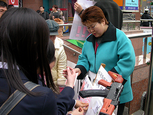 이라크 전쟁찬반여부를 묻는 스티커 여론조사, 여론조사판 위에 걸려진 장난감 총이 눈에 띈다. 